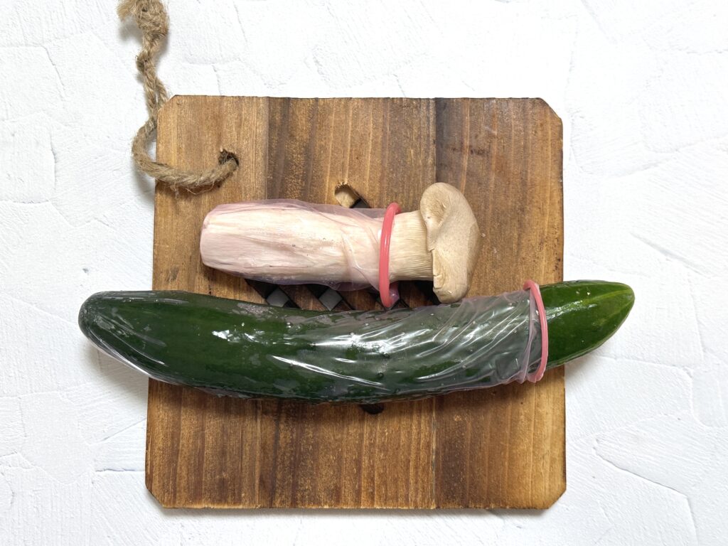 野菜にコンドームを被せる